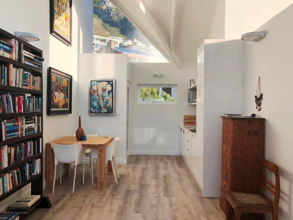 Bright Camps Bay Loft With Stunning Views And Shared Pool Διαμέρισμα Κέιπ Τάουν Εξωτερικό φωτογραφία