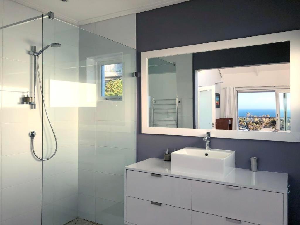 Bright Camps Bay Loft With Stunning Views And Shared Pool Διαμέρισμα Κέιπ Τάουν Εξωτερικό φωτογραφία